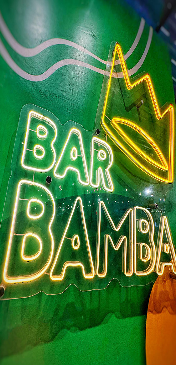 Pessoas curtindo o bamba com balde de cervejas colorado